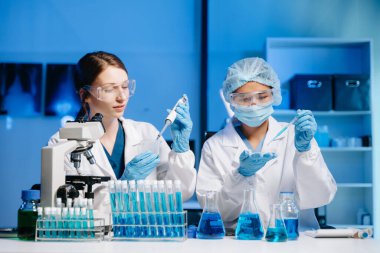 Tıp için Analiz Örnekleri Kullanarak Çalışan İki Bilimadamının Modern Tıbbi Araştırma Laboratuvarı Portresi