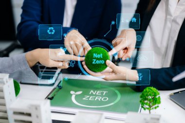 Sıfır ve karbon nötr konsepti üzerinde çalışan iş adamları. NET Sıfır simgeleri ve sembolleri eko dünyasını kurtarır ve kirliliği azaltır