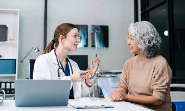 Böbrek anatomik modellerinde tıbbi uzmanlık ve hasta bakımı. Sağlık konseptlerini anatomi, rehberlik ve profesyonel istişare üzerine odaklanarak görselleştirin.