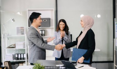 İş ortaklığı tokalaşması. Ofisteki büyük toplantıdan sonra başarılı bir anlaşma.