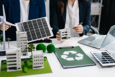 Geri dönüşüm planlaması ve tartışması ofis toplantı odasında kullanım azaltma politikası. Yeşil iş şirketi ve Güneş Enerjisi Çevre Kenti Kavramı