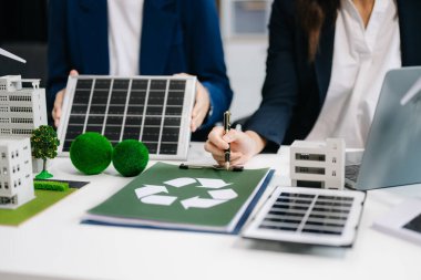 Geri dönüşüm planlaması ve tartışması ofis toplantı odasında kullanım azaltma politikası. Yeşil iş şirketi ve Güneş Enerjisi Çevre Kenti Kavramı