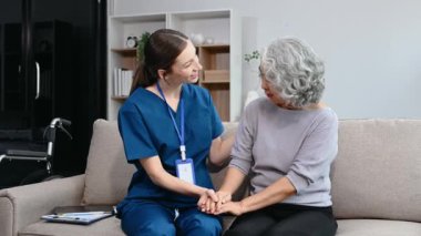  Genç bakıcı doktor evde yaşlı yaşlı bir kadınla ilgileniyor. Tıbbi servis kavramı.