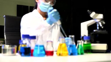 Modern tıbbi araştırma laboratuvarı. Kadın bilim adamı elleri mikro pipetlerle çalışıyor. Biyokimyasal örnekleri analiz ediyorlar. Gelişmiş kimya laboratuvarı. 