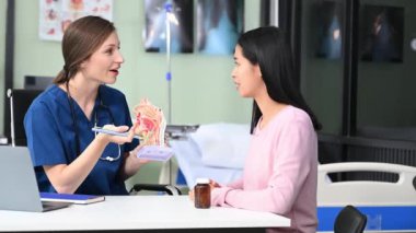 Kadın doktorun portresi hastasına dizüstü bilgisayarla teşhis koyuyor. Muayene Odasında Hastayla Doktor Toplantısı. 