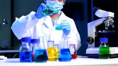 Modern tıbbi araştırma laboratuvarı. Biyokimyasal örnekleri analiz eden mikro pipetlerle çalışan kadın bilim adamları, tıp için ileri bilim kimya laboratuvarı.