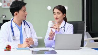 Doktorlar klinikteki hastanın sonuçlarını ya da teşhisini inceliyor. Ekip çalışması, sağlık ve sağlık çalışanları hastanede masa başında tartışıyor ve araştırma yapıyor.