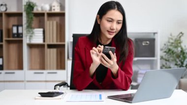 Başarılı Asyalı İş kadını Laptop 'ta Finans Analizi ve modern ofis masası vergisi, rapor, muhasebe, istatistik ve analitik araştırma konsepti