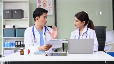 Doktorlar klinikteki hastanın sonuçlarını ya da teşhisini inceliyor. Ekip çalışması, sağlık ve sağlık çalışanları hastanede masa başında tartışıyor ve araştırma yapıyor.