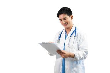 Beyaz önlüklü erkek doktor ve steteskop beyaz arka planda izole bir pano tutuyor. 