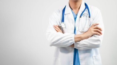 Doktorun kolları çapraz beyaz arka planda.