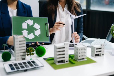 Geri dönüşüm planlaması ve tartışması ofis toplantı odasında kullanım azaltma politikası. Yeşil iş şirketi ve Güneş Enerjisi Çevre Kenti Kavramı