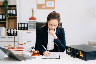 Ofiste çalışan güzel Asyalı kadın avukat, Adalet ve hukuk konsepti 