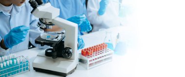 Ekip bilim adamlarıyla Modern Tıbbi Araştırma Laboratuvarı Örnekler Tıp, Biyoteknoloji Geliştirme 