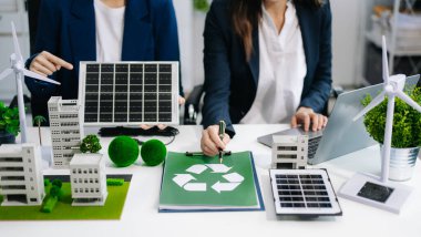 Geri dönüşüm planlaması ve tartışması ofis toplantı odasında kullanım azaltma politikası. Yeşil iş şirketi ve Güneş Enerjisi Çevre Kenti Kavramı