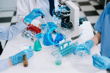 Mikroskobu laboratuarda ve çevre dostu bilimde olan bilim adamı ekibi. Çevrimiçi okuma ile tarım, araştırma ve bilim adamları, küresel ısınma, analitik ve teknoloji için test örnekleri. 