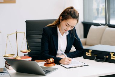 Ofiste çalışan güzel Asyalı kadın avukat, Adalet ve hukuk konsepti 