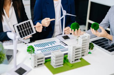 Geri dönüşüm planlaması ve tartışması ofis toplantı odasında kullanım azaltma politikası. Yeşil iş şirketi ve Güneş Enerjisi Çevre Kenti Kavramı