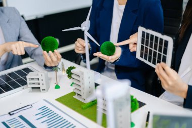 Geri dönüşüm planlaması ve tartışması ofis toplantı odasında kullanım azaltma politikası. Yeşil iş şirketi ve Güneş Enerjisi Çevre Kenti Kavramı