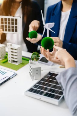 Geri dönüşüm planlaması ve tartışması ofis toplantı odasında kullanım azaltma politikası. Yeşil iş şirketi ve Güneş Enerjisi Çevre Kenti Kavramı