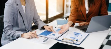 Avukatlar masada oturan sözleşme belgelerini tartışıyorlar. Hukuk kavramları, tavsiyeler, sabah vakti hukuk hizmetleri