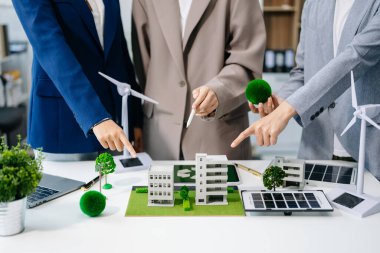 Geri dönüşüm planlaması ve tartışması ofis toplantı odasında kullanım azaltma politikası. Yeşil iş şirketi ve Güneş Enerjisi Çevre Kenti Kavramı