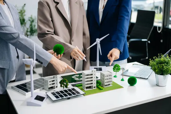 ビジネスチームの計画とリサイクルに関する議論は オフィス会議室での再利用ポリシーを削減します グリーンビジネス会社とソーラーエネルギー環境都市コンセプト ストック写真