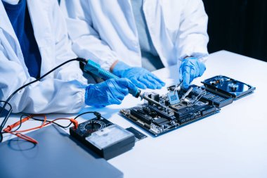 Teknisyenler işlemciyi ana bilgisayarın prizine yerleştiriyor. 