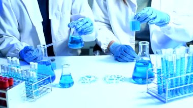 Modern tıbbi araştırma laboratuvarı. Biyokimyasal örnekleri analiz eden mikro pipetlerle çalışan kadın bilim adamları, tıp için ileri bilim kimya laboratuvarı.