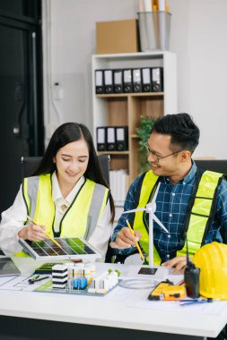 Mimari proje sahasında birlikte çalışan mühendis ekibi ve modern ofiste model ev yapmak.