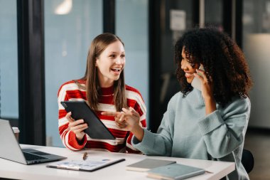 İş kadını lider takım çalışması ve tablet ve dizüstü bilgisayarla birlikte mali olarak birlikte çalışma