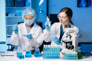  Modern Tıbbi Araştırma Laboratuvarında İki Bilimadamının Portresi Çalışıyor ve Örnekleri Analiz Ediyor