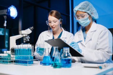 Takım bilimcilerinin çalıştığı, örneklerin analiz edildiği Modern Tıbbi Araştırma Laboratuvarı. Tıp, Biyoteknoloji Geliştirme 