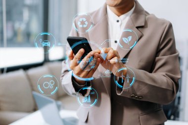 Modern ofiste akıllı telefon kullanan iş adamı elleri