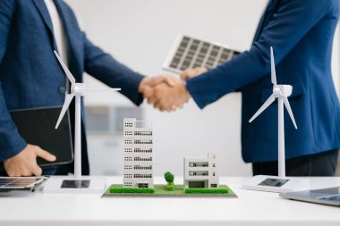 Asyalı işadamları arasında güneş pili teknolojisindeki son gelişmeler ve Güneş Enerjisi Çevre Şehir Konsepti ile ilgili tartışmalar, iş adamlarının el sıkışması