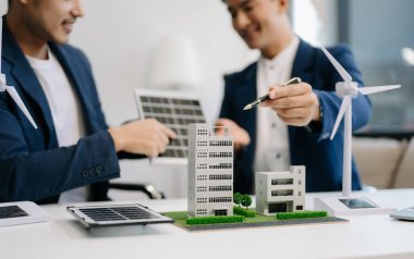 Geri dönüşüm planlayan ve tartışan iş adamları ofis toplantı odasında yeniden kullanım politikasını azaltıyor. Yeşil işletme ve Güneş Enerjisi Konsepti