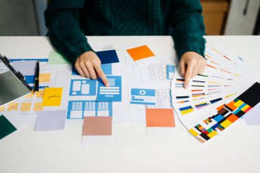 UX grafik tasarımcısı web akıllı telefonu için prototip geliştirme uygulaması planlaması. Yaratıcı dijital geliştirme ajansı.