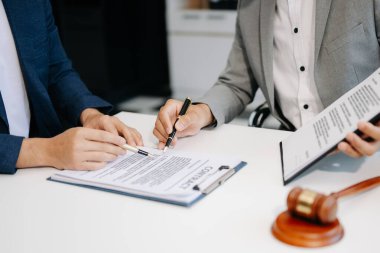 İş adamları ofis odasında sözleşme belgelerini tartışıyor