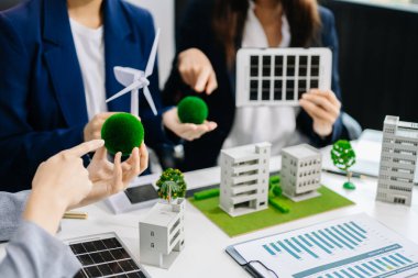Geri dönüşüm planlayan ve tartışan iş adamları ofis toplantı odasında yeniden kullanım politikasını azaltıyor. Yeşil iş şirketi ve Güneş Enerjisi Çevre Kenti Kavramı