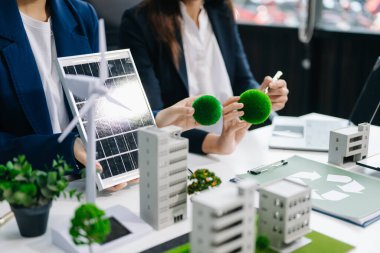 Geri dönüşüm planlayan ve tartışan iş adamları ofis toplantı odasında yeniden kullanım politikasını azaltıyor. Yeşil iş şirketi ve Güneş Enerjisi Çevre Kenti Kavramı