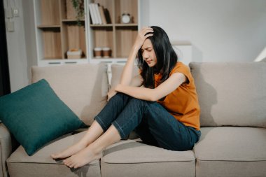 Kadınlar evdeki koltukta otururken depresyon hissederler. 