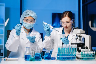  Modern Tıbbi Araştırma Laboratuvarında İki Bilimadamının Portresi Çalışıyor ve Örnekleri Analiz Ediyor