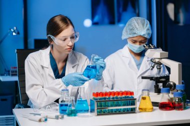 Takım bilimcilerinin çalıştığı, örneklerin analiz edildiği Modern Tıbbi Araştırma Laboratuvarı. Tıp, Biyoteknoloji Geliştirme 