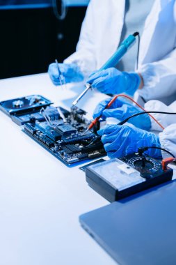 Teknisyenler işlemciyi ana bilgisayarın prizine yerleştiriyor. Elektronik mühendislik, elektronik onarım, elektronik ölçüm ve test