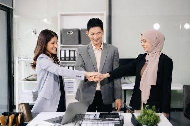 İş ortaklığı tokalaşması. Ofisteki büyük toplantıdan sonra başarılı bir anlaşma.