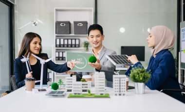 İş adamlarının şirket ofisinde rüzgar enerjisi hakkında görüşleri var. İş ekibi yel değirmenleri ve alternatif yeşil enerji hakkında konuşuyor. Ofiste yönetici toplantısı. 