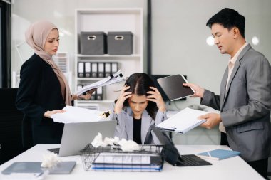 Gergin Asyalı iş adamları evrak işleri, işyeri kaygısı ve ofiste aşırı çalışma kavramına boğuldular