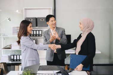 İş ortaklığı tokalaşması. Ofisteki büyük toplantıdan sonra başarılı bir anlaşma.