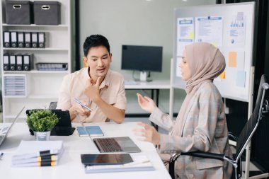 Ofiste yeni bir proje üzerinde çalışan mutlu iş adamları. 