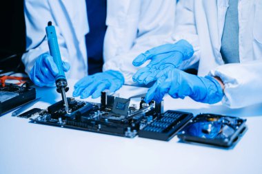 Teknisyenler işlemciyi ana bilgisayarın prizine yerleştiriyor. Elektronik mühendislik, elektronik onarım, elektronik ölçüm ve test